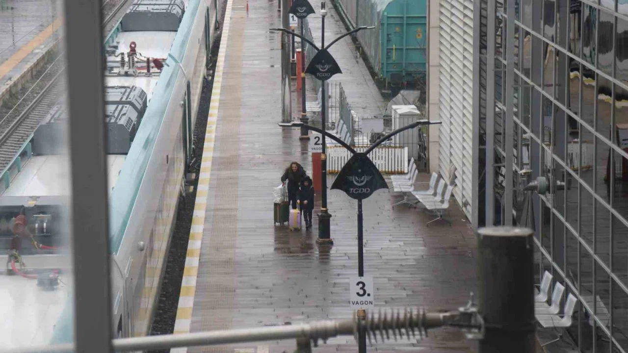 Sakarya’da tren istasyonu ve otogarda arife sakinliği