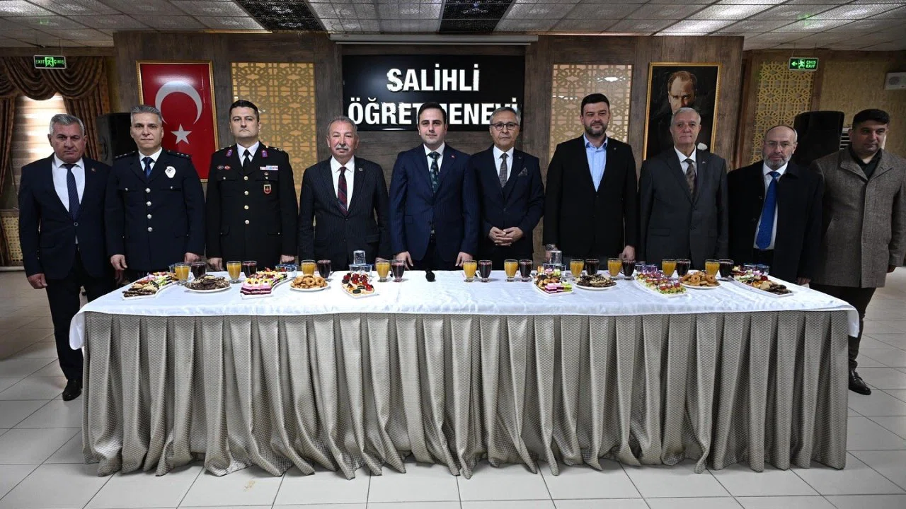 Salihli’de protokol ve vatandaşlar bayramlaştı