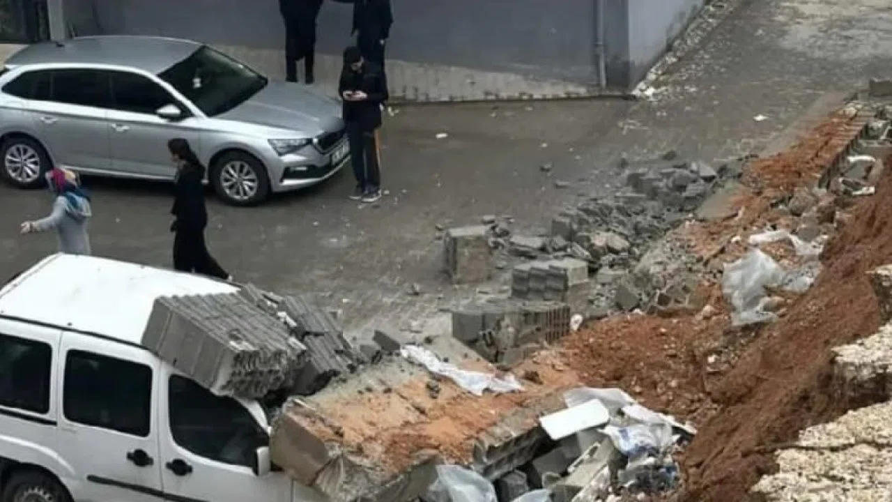 Şanlıurfa’da aşırı yağış istinat duvarını yıktı: O anlar kamerada
