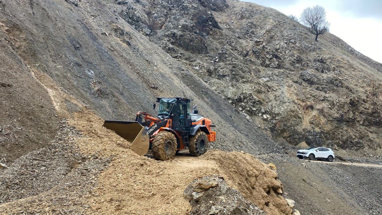 Sason’da heyelan nedeniyle ulaşıma kapanan köy yolu ulaşıma açıldı