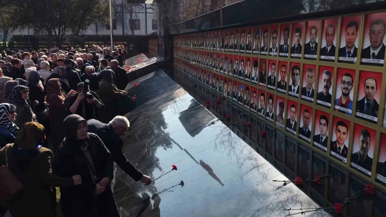 Şehit annelerinin evlat özlemi yürekleri dağladı: Fotoğraflarına bakıp dua ettiler