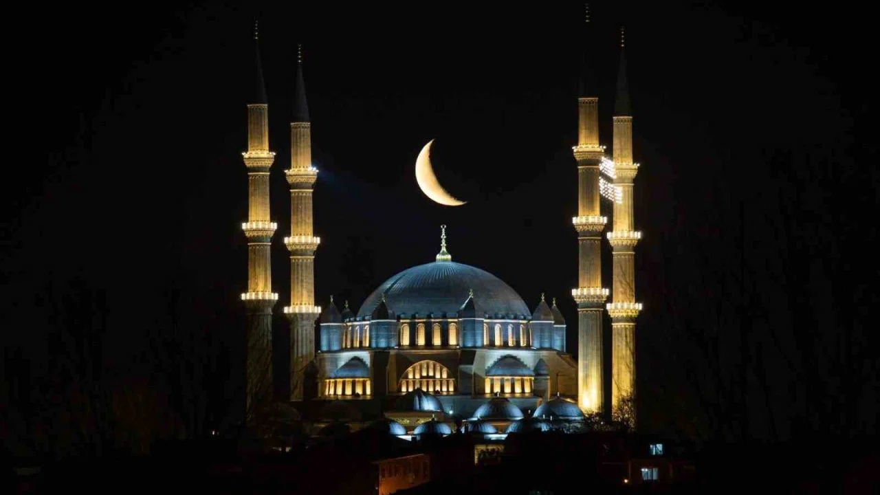 Selimiye’nin üzerinde hilal büyüledi