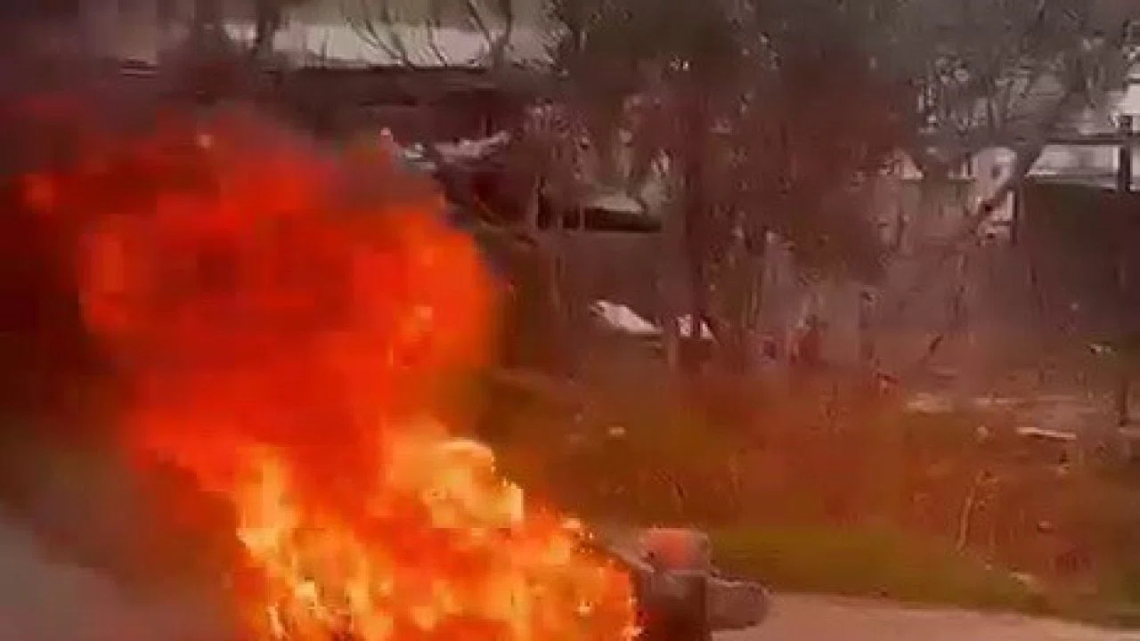 Seyir halindeki motosiklet yandı