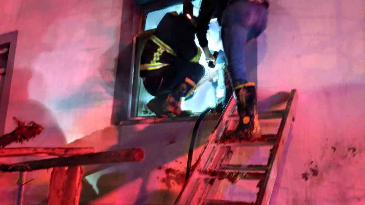 Siirt’te iki katlı binada korkutan yangın