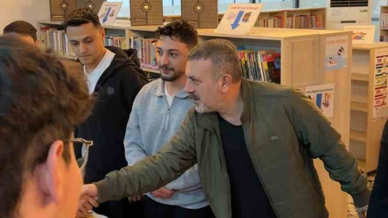 Sincan Belediye Başkanı Ercan, sahurda gençlerle buluştu