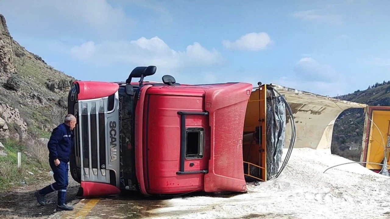 Sincan’da tır kazası: Zir Vadisi yolu trafiğe kapandı