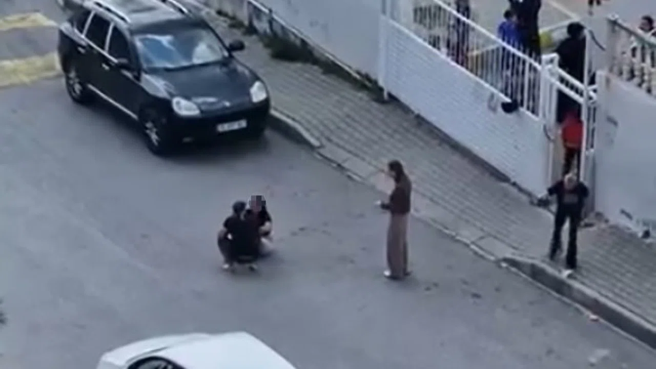 Sokak ortasında karısını dövdü, okuldaki çocuklar izledi