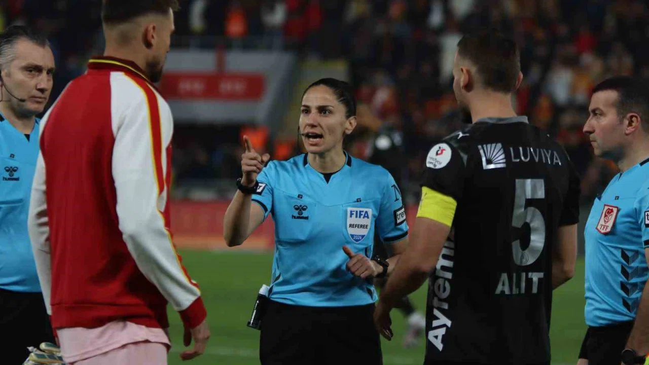 Süper Lig’de 22 yıl sonra kadın hakem düdük çaldı