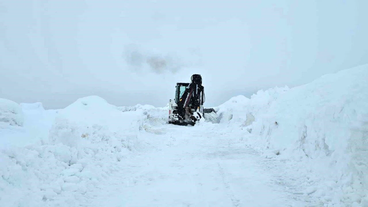 Süphan Dağı tırmanışına tipi ve kar engeli