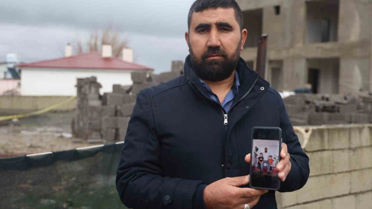 Suyla dolarak 2 kardeşe mezar olan havuz temelinin 8 aydır açık olduğunu söyleyen baba, evlatlarının acısıyla yaşıyor