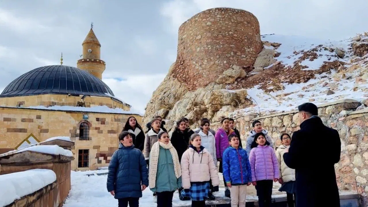 Tarihi İshak Paşa Sarayı ve Ağrı Dağı eteklerinde Ramazan ilahileri yankılandı