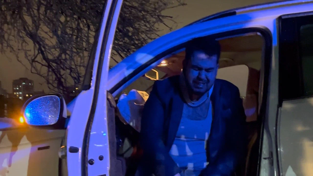 Tarlaya giren otomobil ağaca çarptı, sürücü gözyaşlarını tutamadı