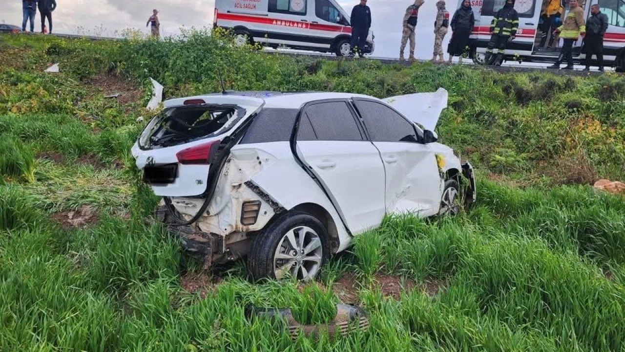 Tarlaya uçarak hurdaya dönen otomobildeki 2 kişi yaralandı