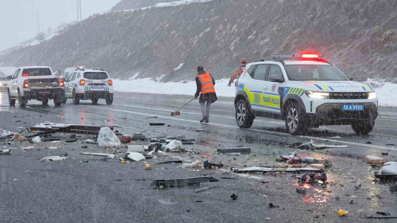 Tatvan’daki feci kazada karı koca hayatını kaybetti
