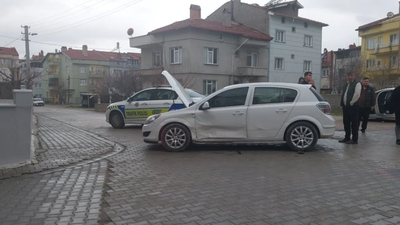 Tavşanlı’da iki otomobil çarpıştı 1 bebek 3 kişi yaralandı