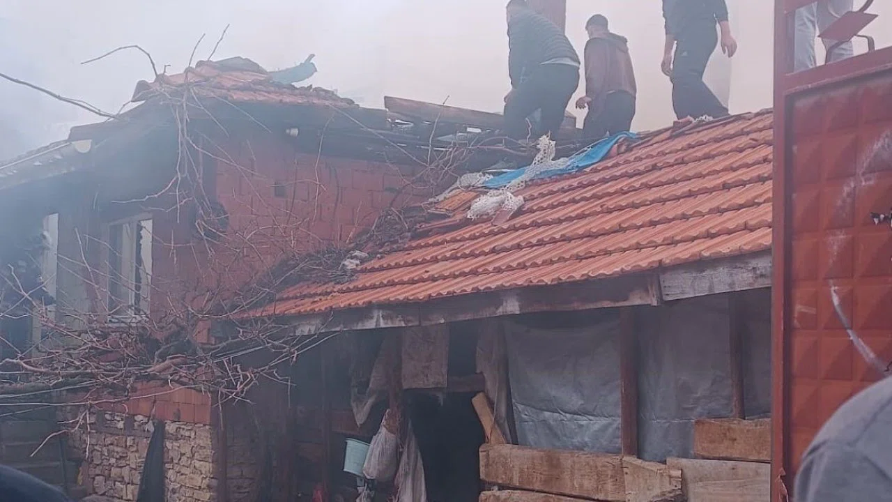 Tavşanlı’da korkutan yangın, iki katlı ev kullanılamaz hale geldi