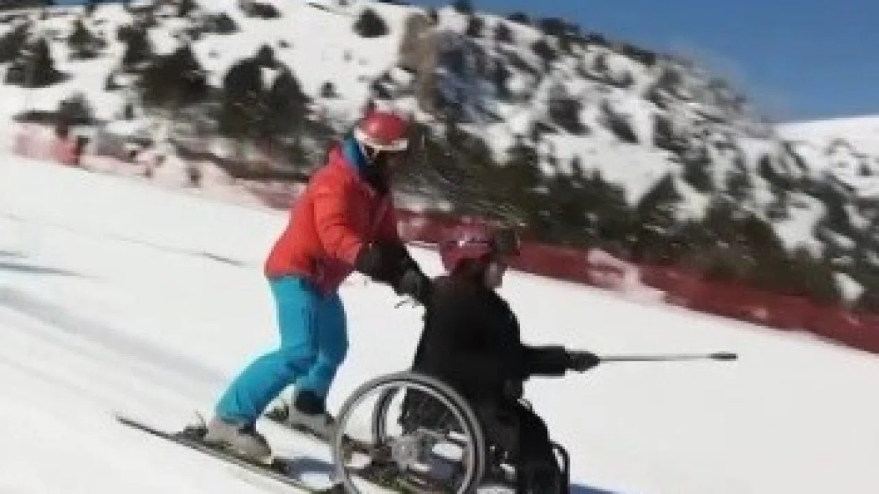 Tekerlekli sandalyeyle kayak yaparak hayalini gerçekleştirdi