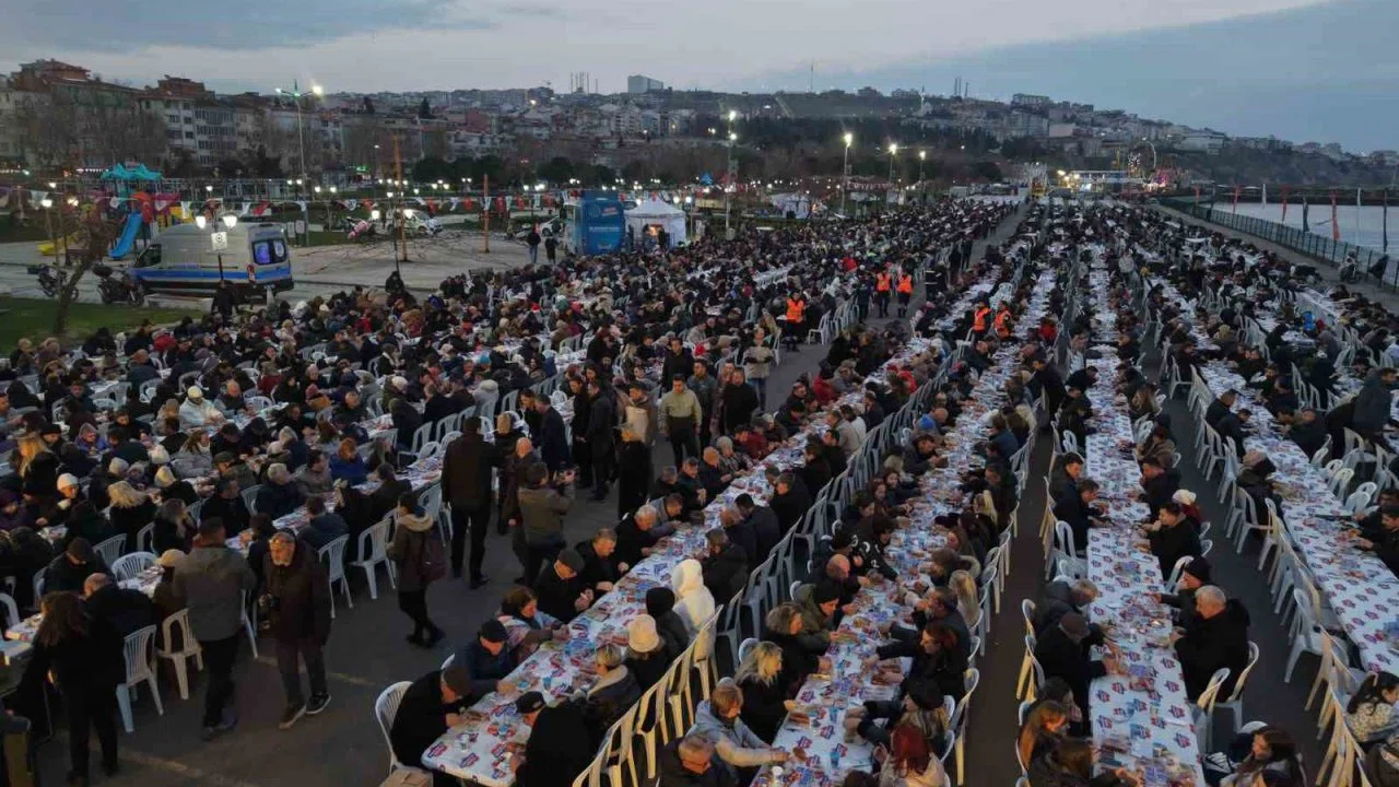 Tekirdağ’ın en büyük iftar sofrası: 8 bin kişi aynı anda orucunu açtı