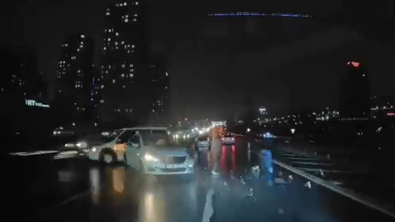 TEM otoyolunda iki aracın çarpışma anı kamerada