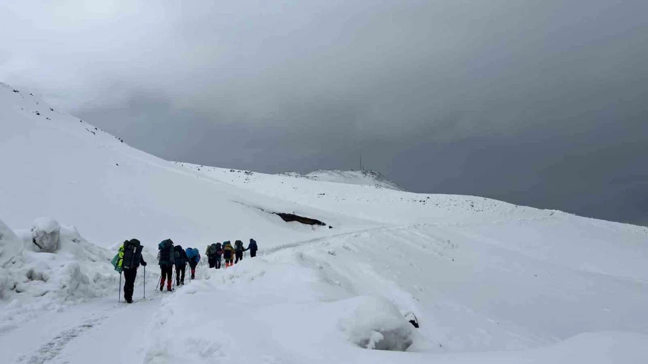 Tipi ve kar yağışı zirve tırmanışına izin vermedi
