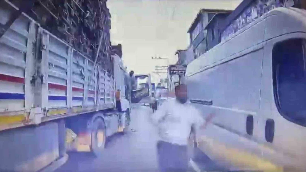 Trafikte dehşet: Tırdaki yolcu bıçakla saldırdı