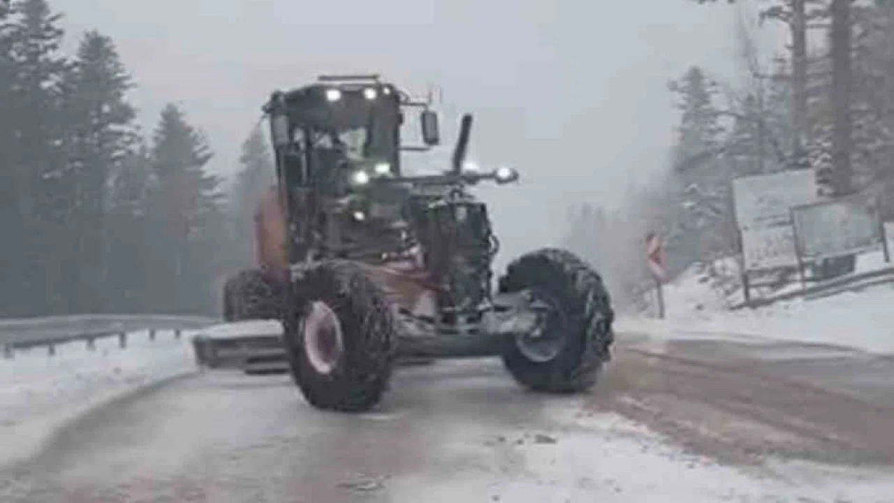 Uludağ’da bayramda kar sürprizi: Yollar beyaza büründü, ekipler seferber oldu