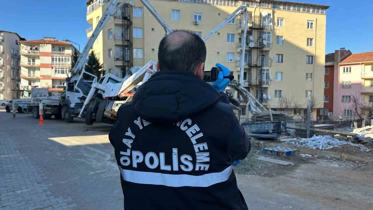 Uşak’ta beton pompası yan yattı: Altında kalan işçi hayatını kaybetti