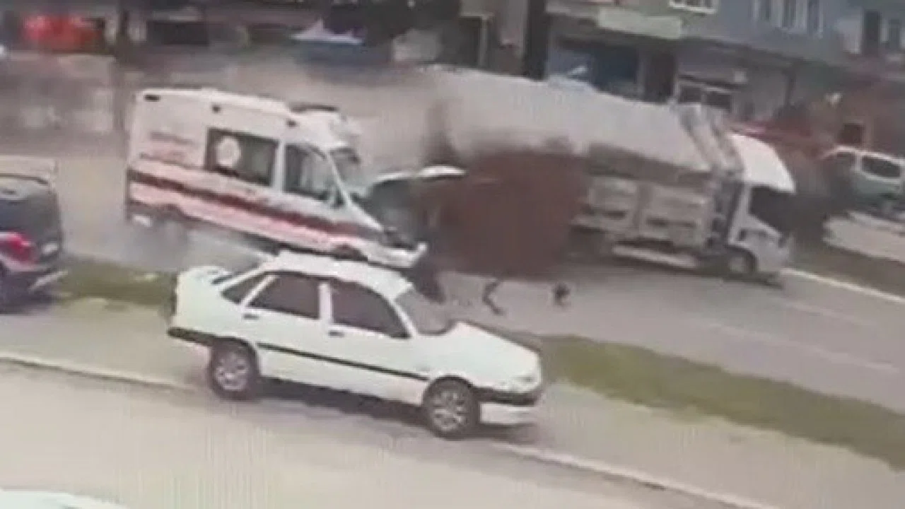 Vakaya giden ambulansın kaza anı kamerada: 1 ölü, 3 yaralı