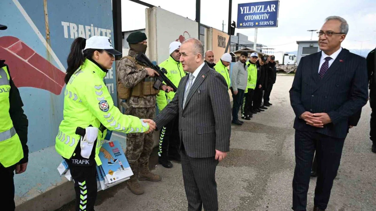 Vali Hatipoğlu, uygulama noktalarında güvenlik güçleri  ve vatandaşlarla bayramlaştı