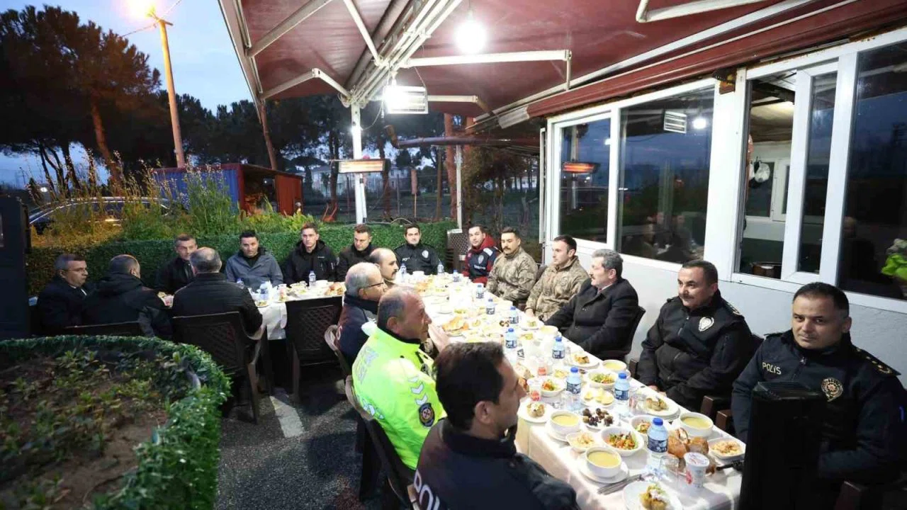 Vali Tavlı polis uygulama noktasında emniyet personeliyle iftar yaptı