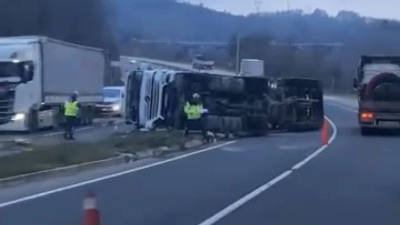 Virajı alamayan çimento tankeri devrildi: 1 yaralı