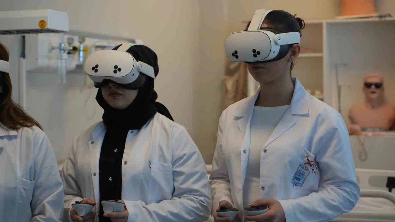 VR gözlüğü takıp damar yolunu 3 boyutlu buluyorlar