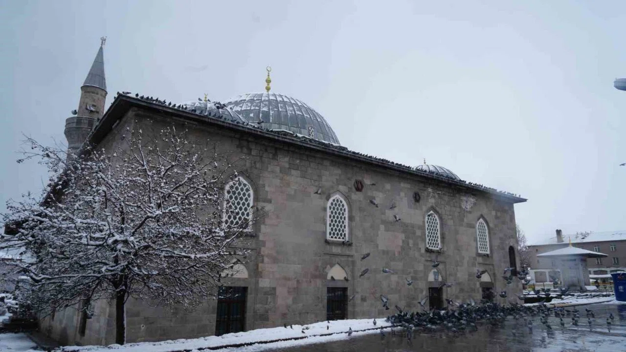 Yağmur, karla karışık yağmur ve yüksek kesimlerde kar yağışı var