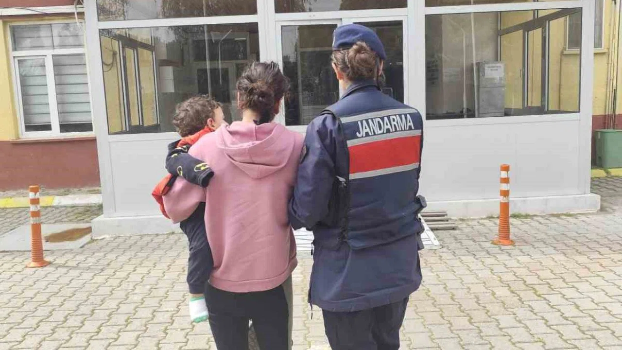Yedi ayrı suçtan aranıyordu, kucağında bebeğiyle hapse girdi