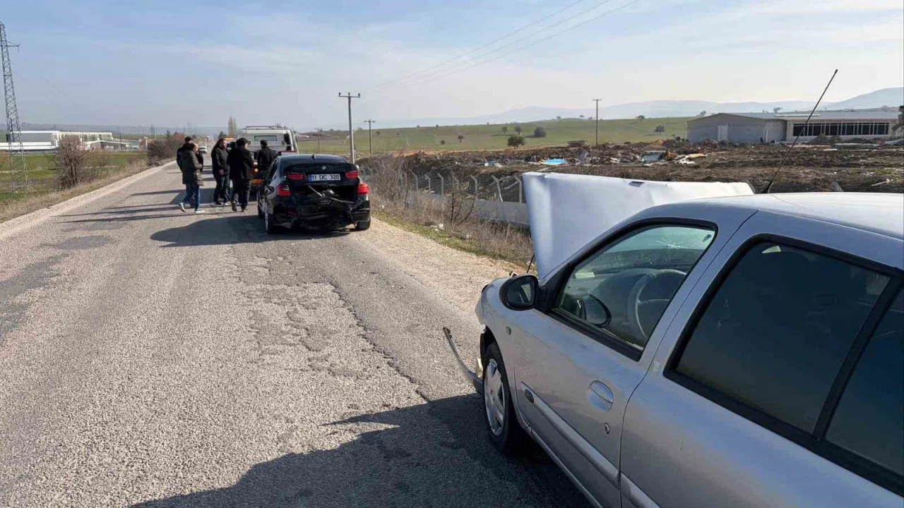 Yol üzerindeki kalas parçası kazaya sebep oldu, 2 yaralı