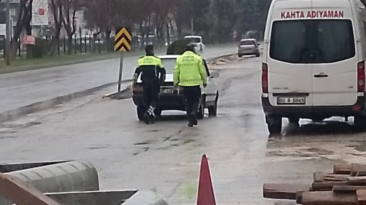 Yolda kalan araç sürücüsüne polislerden yardım