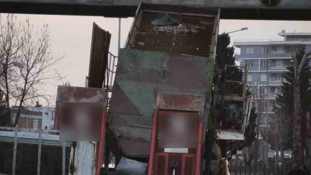 Yüksek yüklü tır üst geçitten geçemedi