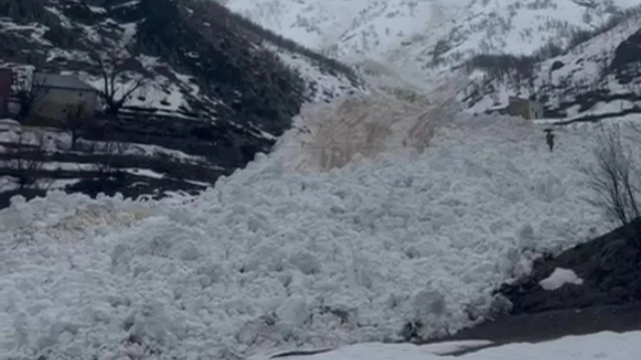 Yüksekova’da çığ paniği: Köy halkı faciadan döndü