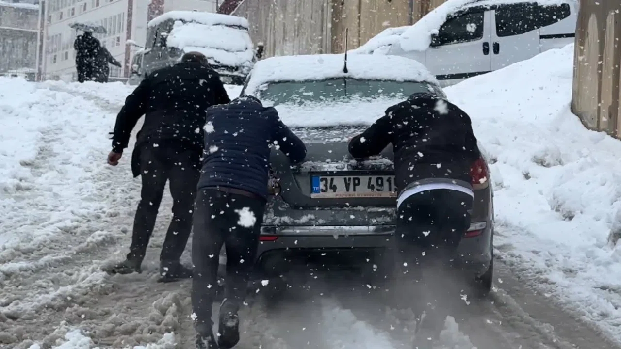 Yüksekova’da kar yağışı etkisini arttırdı, araçlar rampada mahsur kaldı