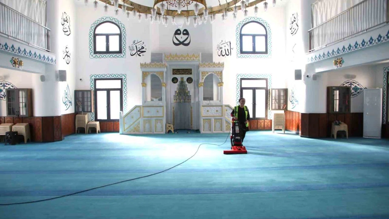 Yüreğir Belediyesi’nden ibadethanelerde bayram temizliği