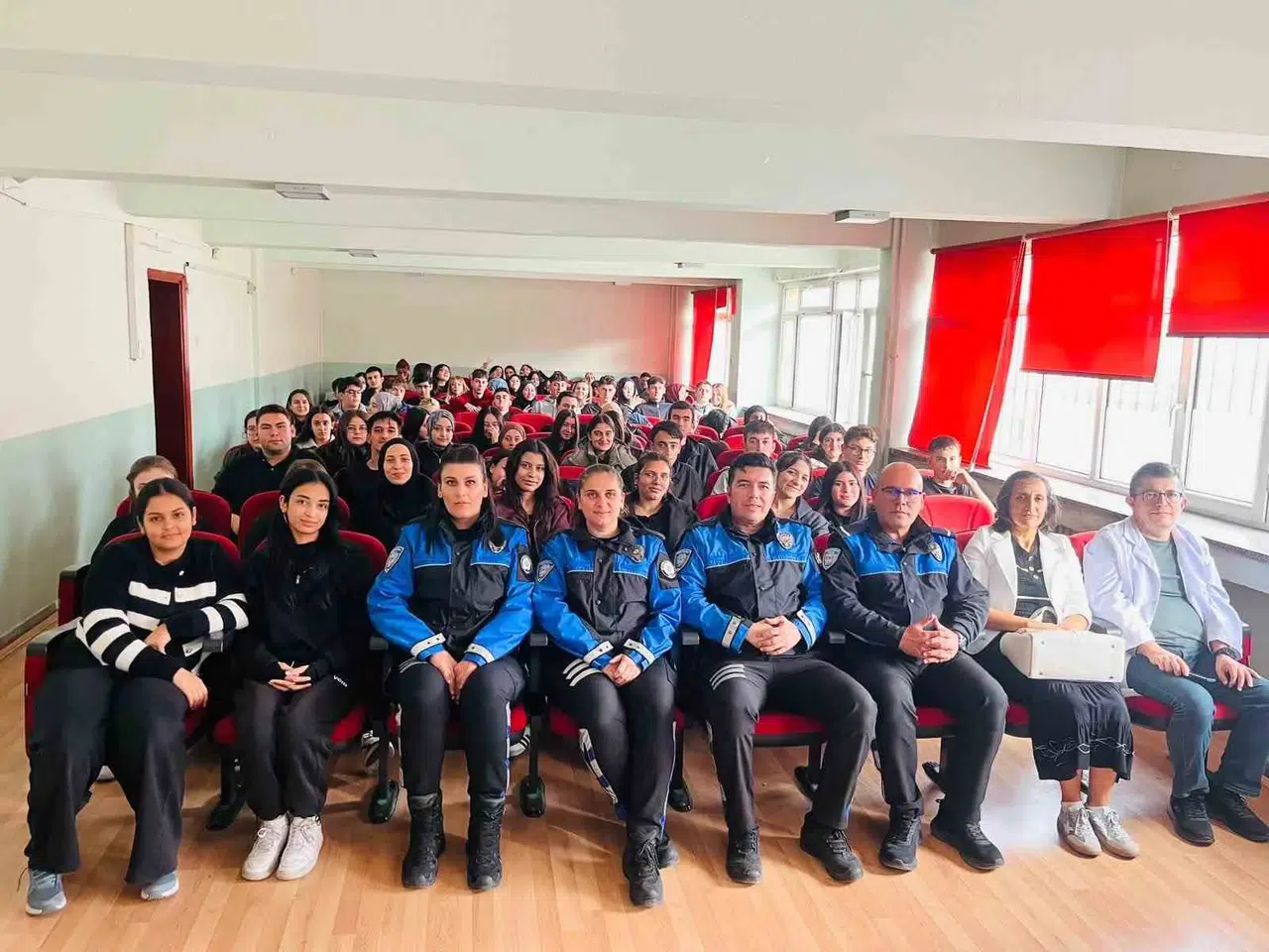 Afyonkarahisar’da polisten gençlere kritik uyarılar: Güvenli gelecek için okulda buluştular
