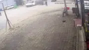 Bornova'da saniyelerle yarışan kaza: Motosikletli sürücü ölümden döndü