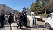 Afyonkarahisar'da trafik ışıklarında dehşet anları: Otomobil yan yattı
