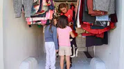 Efeler'de sosyal yardım kapıya geldi: İhtiyaç sahiplerinin yüzü gülüyor