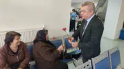 Manisa'da sağlıkta nezaket rüzgarı: Hastalar haklarını karanfillerle öğrendi