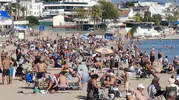 Didim’de mevsimler şaştı: Ekim sonunda plajlar dolup taştı