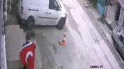 Bornova’da duygulandıran anlar: Yere düşen al bayrağı kimse görmeden böyle korudu