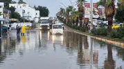 Bodrum'da yağış ulaşımı kilitledi: Sular altında kalan araçlar güçlükle kurtarıldı