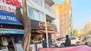 İzmir’de hafta sonu paniği: Caddede kontrolden çıkan araç dükkana daldı