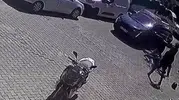 Trafikte vicdanları sızlatan saldırı: Çukurdan kaçan kuryeyi çocuğunun yanında dövdü